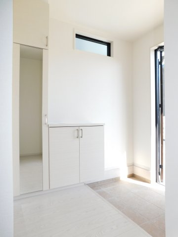 名古屋市北区北久手町の新築一戸建の玄関|◇玄関収納◇　　家族の履物がしっかり収納できるミラー付玄関収納♪　