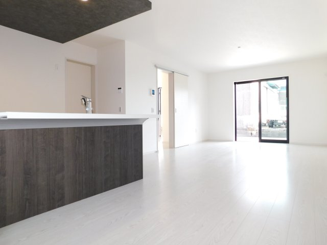 名古屋市北区北久手町の新築一戸建の居間・リビング|◇リビング◇　　３面採光で明るいリビング１９．０帖　おしゃれな折下天井のフラットキッチン♪　