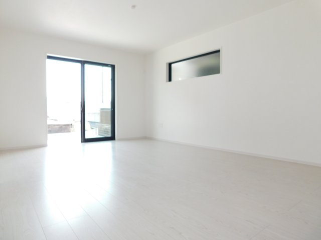 名古屋市北区北久手町の新築一戸建の居間・リビング|◇リビング◇　　３面採光で明るいリビング１９．０帖　明るく開放的な心地よい空間♪