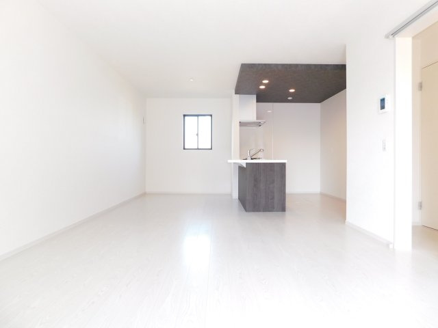 名古屋市北区北久手町の新築一戸建の居間・リビング|◇リビング◇　　３面採光で明るいリビング１９．０帖　リビングが見渡せる対面キッチン♪