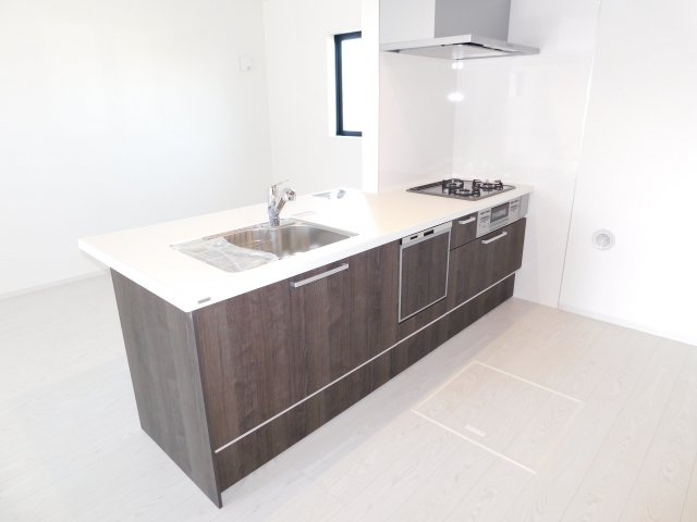 名古屋市北区北久手町の新築一戸建のキッチン|◇キッチン◇　　人気の対面式・人造大理石フラットキッチン・食洗機・浄水器一体型水栓・静音仕様シンク・薄型換気扇・Ｓｉセンサーコンロ（３口）