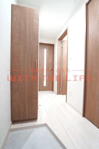 THE　NOBLES諏訪野町Ⅱ（ザノブレス）【キャッシュバック対象物件】の玄関|収納もある玄関です