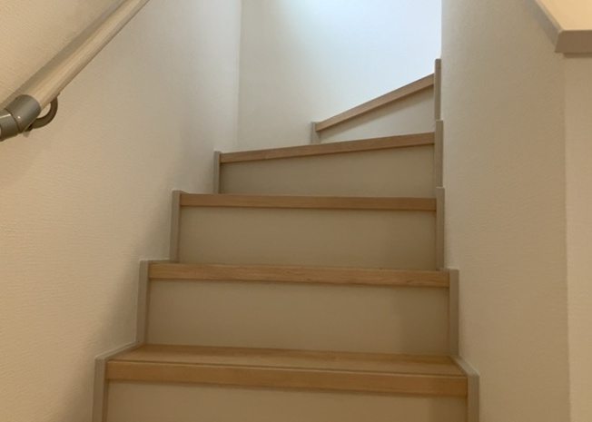 【内装】 | 建物の上下階の通路である階段は、その位置によって動線や室内の印象が大きく左右されます。手摺にも重要な役割があり、転倒の防止・歩行や動作を円滑にして日常生活を支えることを主な目的として設置されています。