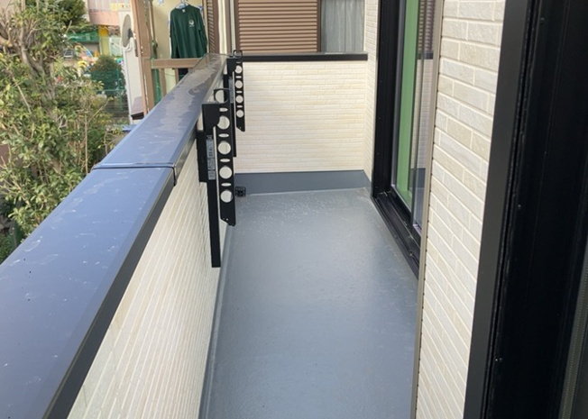 【バルコニー】 | バルコニーは、室外の専用スペースのうち、「屋根がなく開放された空間」であるものを指します。ベランダより広いタイプのものが多く、日当たりもよいため家庭菜園などを楽しみたい人にとって適した環境となります。