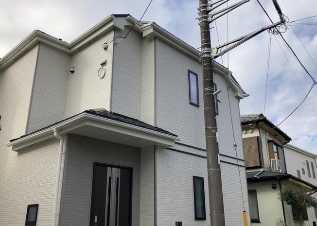 【外観】 | ついに完成致しました！現地をご見学に行く際は、道路の幅や周辺の交通量、施設などをご確認頂くことをおすすめします！物件の流れが早いため、内見をしたい方はお早めに当社営業までお問い合わせ頂きご予約下さい！