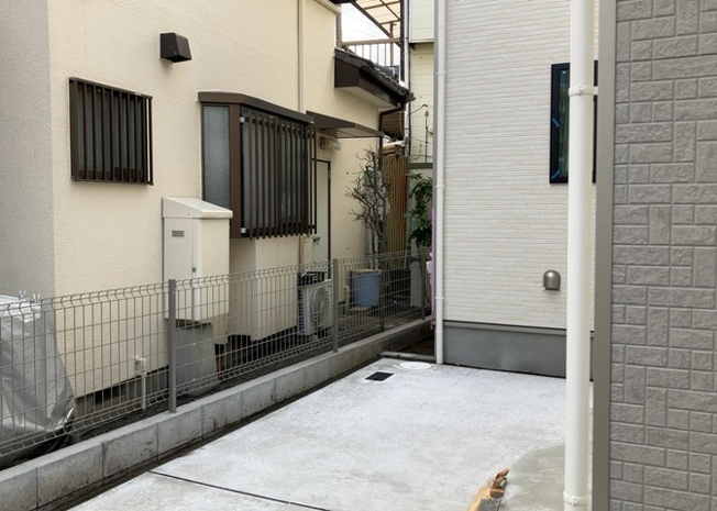【駐車場】 | 駐車場と明記されていても、最小スペースでつくられた駐車場だと大型車は駐車できなかったり、出入りしにくくなったりする可能性があります。お車のサイズと購入したい物件の駐車場のサイズを現地で確認しましょう。