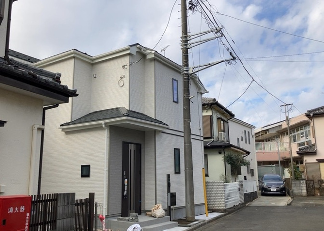 【外観】 | 住宅用の土地では前面道路に2m以上接していなければならないと法律で定められています。しかし、お持ちの車のサイズやライフスタイルなどにより、2mでは利便が悪い場合もございますので、事前に確認しましょう。