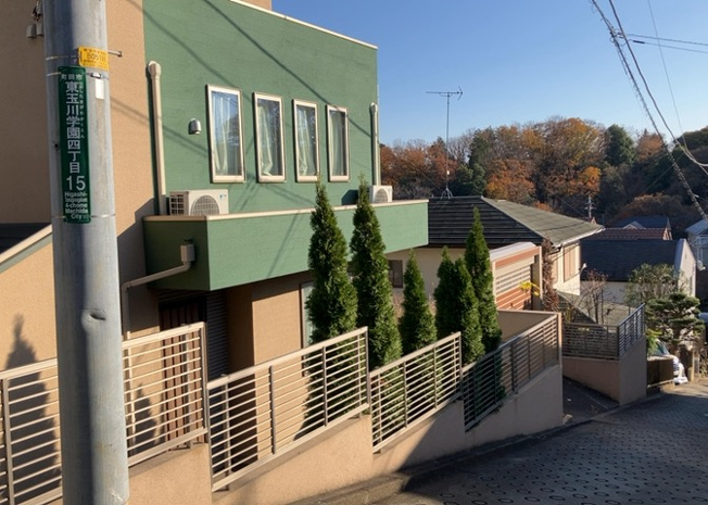 【前面道路含む現地写真】 | 東側道路の場合は居室を南向きに設計しやすいため、朝日が入りやすいというメリットがあります。一方、西側道路も東側同様に居室を南向きに設計しやすいのですが、住宅地だと朝日が入りにくいという弱点があります。