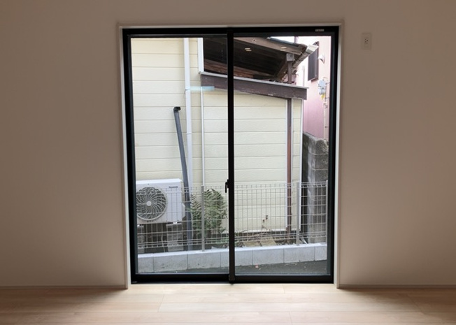 【内装】 | サッシとは、ガラス窓に使用される金属製の窓枠のことです。一般的に住宅建築では、金属製建具工事の段階で備え付けるもので、ガラス類や玄関、バスルームのスチール製のドアなどと同じタイミングで工事を行います。