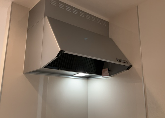 【冷暖房・空調設備】 | 1日中建物内の換気が行われるように設計された仕組みです。気密性の高い住宅は、家に籠った空気でシックハウス症候群になる可能性がありますが、24時間換気システムであれば計画的な換気で対策が可能です。
