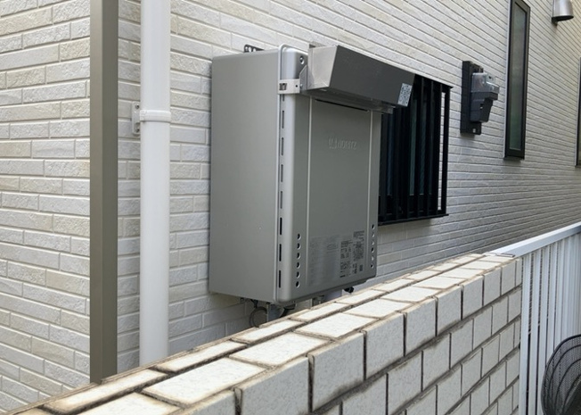 【発電・温水設備】 | 省エネ給湯器とは従来型の給湯器より熱効率が高く、少ない燃料でたくさんのお湯を沸かすことが出来る高効率な給湯器のことを指します。また、省エネ給湯器には種類があり、利便性や効果なども様々です。