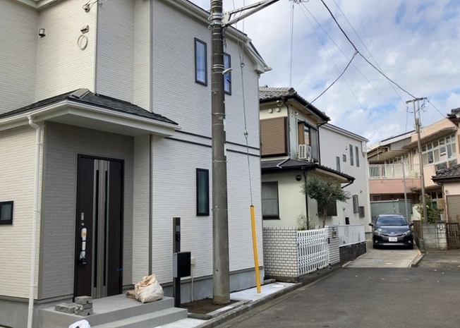 【外観】 | お持ちの車種によっては前面道路が広い方が便利でしょう。しかし、前面道路が広ければその分交通量が多くなるため、騒音などが気になる場合があります。実際に現地を見学し、周辺交通量や騒音などを確認しましょう！