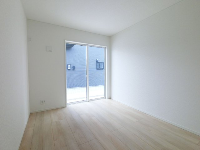 小城市小城町松尾第4の内観：施工例|大きな窓にも面しているお部屋は開放感があり換気もできます。