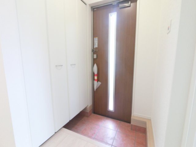 小城市小城町松尾第4の内観：施工例|シューズ収納スペースも備えられた玄関です♪