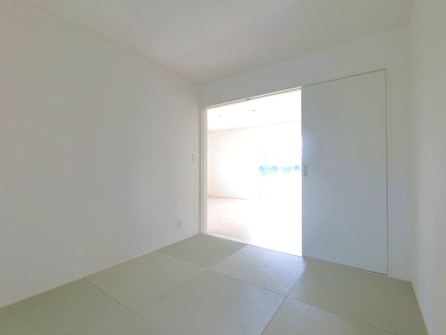 小城市小城町松尾第4の内観：施工例|子どもを寝かしつけたり来客をもてなす際にも便利な寛ぎの和室空間。