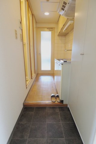 光ハイツの玄関
