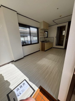 【居間・リビング】 | コスモハイツ陽和 | こちらのリビングで趣味の時間をお楽しみください