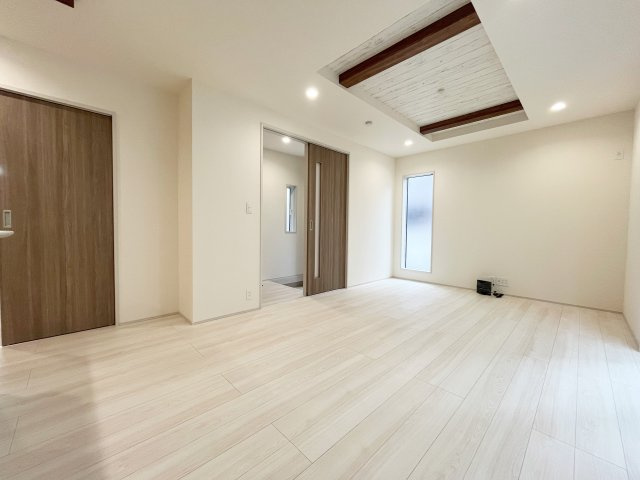 入間市東藤沢5丁目の居間・リビング|折り上げ天井により開放感があります