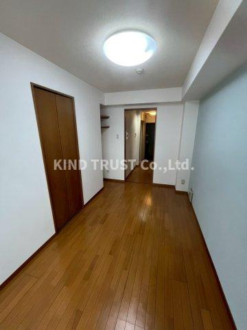 キオズ梅田ウエストの居間・リビング|ゆったりとしたリビングです