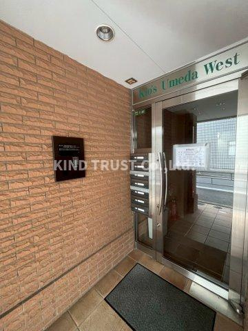 キオズ梅田ウエストのエントランス|建物の内部です