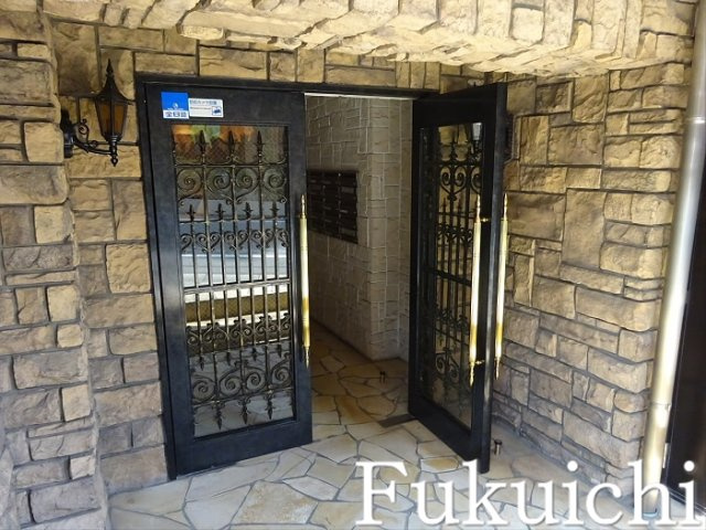 トーシンフェニックス都立大学のエントランス