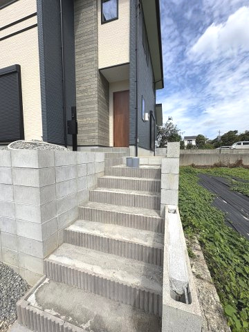 【玄関】 | 糟屋郡宇美町宇美中央1丁目4期　1号棟（全3棟）【仲介手数料無料・0円】 | 施工例。施工例は完成時と異なる場合があります。