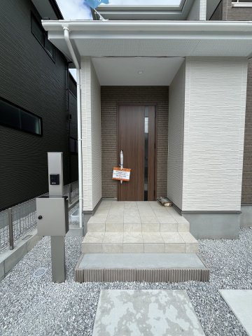 【玄関】 | 糟屋郡宇美町宇美中央1丁目4期　2号棟（全3棟）【仲介手数料無料・0円】 | 施工例。施工例は完成時と異なる場合があります。