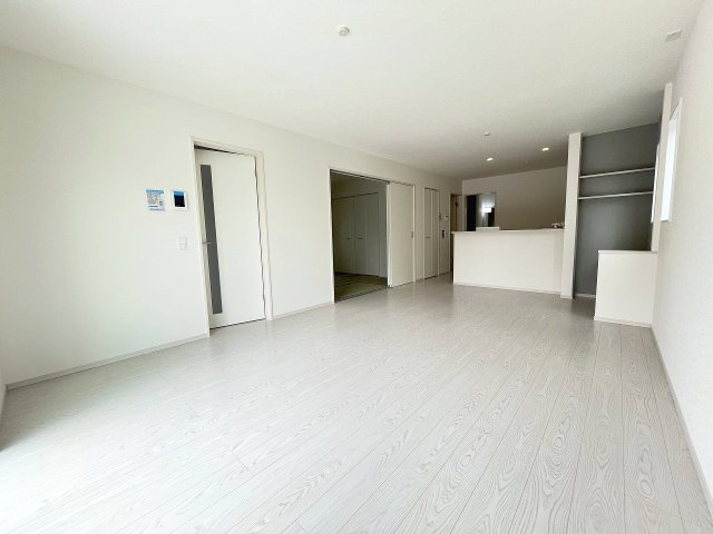 【居間・リビング】 | 糟屋郡宇美町宇美中央1丁目4期　2号棟（全3棟）【仲介手数料無料・0円】 | 現地写真。リビングです。