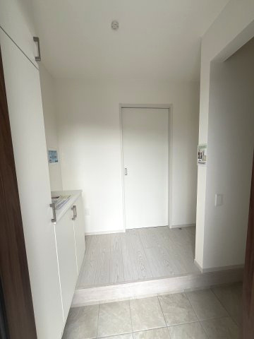 【居間・リビング】 | 糟屋郡宇美町宇美中央1丁目4期　2号棟（全3棟）【仲介手数料無料・0円】 | 施工例。リビングです。施工例は完成時と異なる場合があります。