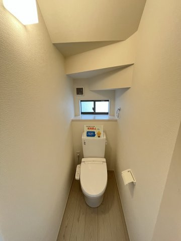 【トイレ】 | 糟屋郡宇美町宇美中央1丁目4期　3号棟（全3棟）【仲介手数料無料・0円】 | 施工例。1階のトイレです。施工例は完成時と異なる場合があります。