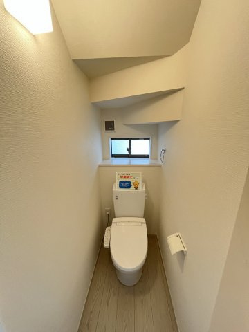 【トイレ】 | 糟屋郡宇美町宇美中央1丁目4期　3号棟（全3棟）【仲介手数料無料・0円】 | 現地写真。1階のトイレです。