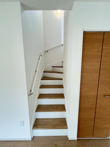【内装】 | 糟屋郡宇美町宇美中央1丁目4期　3号棟（全3棟）【仲介手数料無料・0円】 | 現地写真。2階へ上がる階段です。手摺もついて安全ですね。
