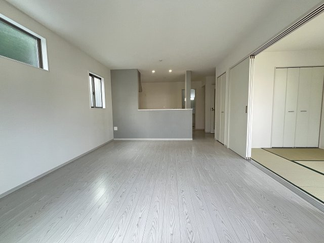 【内装】 | 糟屋郡宇美町宇美中央1丁目4期　3号棟（全3棟）【仲介手数料無料・0円】 | 施工例。リビングです。施工例は完成時と異なる場合があります。