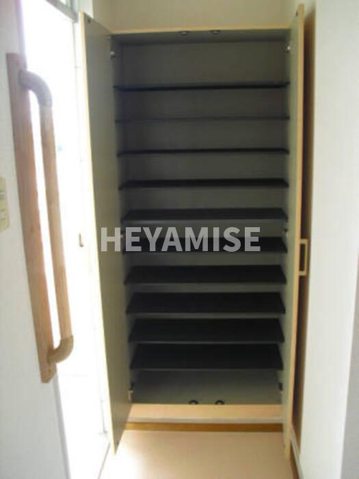 プレジール堀溝B棟の玄関