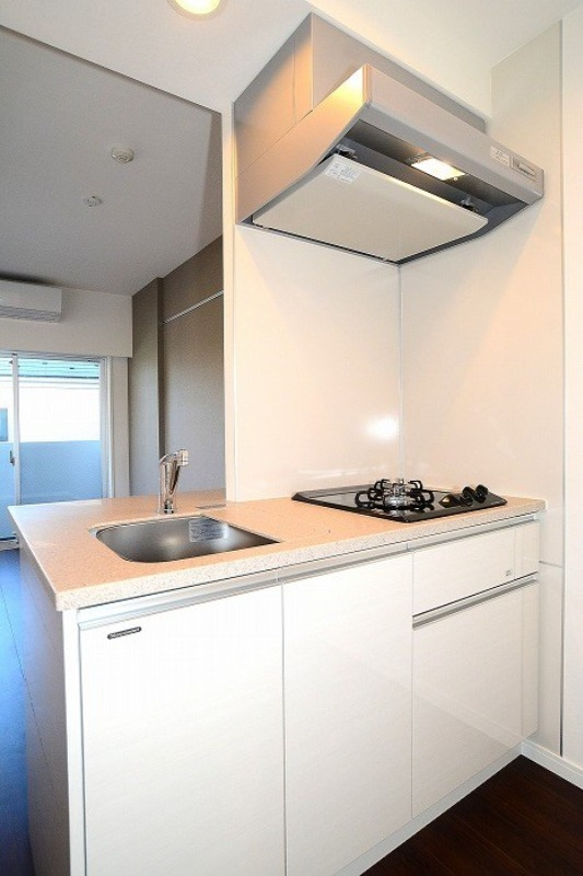 グランドコンシェルジュ三宿アジールコートのキッチン|コンパクトなキッチンで掃除もラクラク