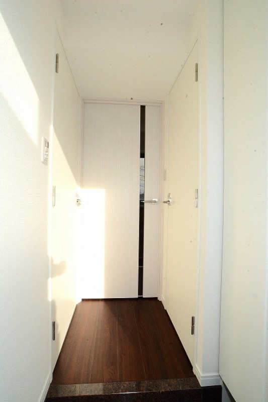 グランドコンシェルジュ三宿アジールコートの玄関|収納もある玄関です