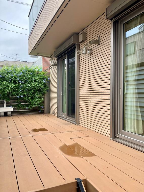 代沢戸建のバルコニー|開放的で明るい空間を演出してくれるバルコニーです