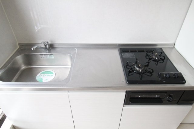 カーサマキのキッチン|システムキッチン（2口ガスコンロ・グリル付）