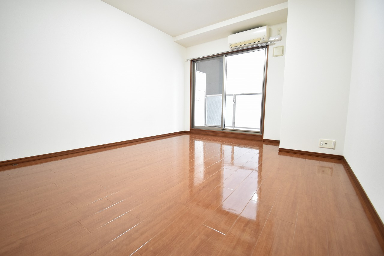 大阪市中央区南本町２丁目の賃貸マンションの内装|号室により建具・フローリングの色が異なります