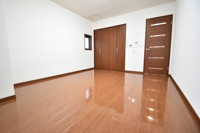 大阪市中央区南本町２丁目の賃貸マンションの居間・リビング|号室により建具・フローリングの色が異なります