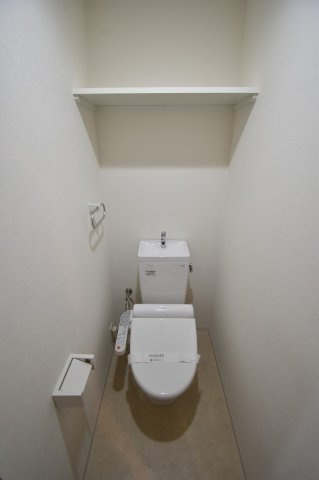 大阪市中央区南本町２丁目の賃貸マンションのトイレ