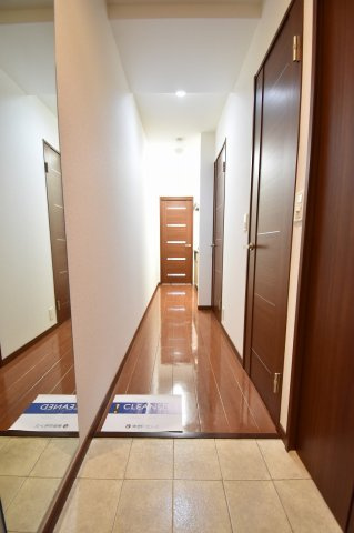 大阪市中央区南本町２丁目の賃貸マンションの玄関|号室により建具・フローリングの色が異なります