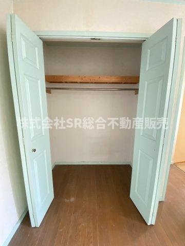 下小阪1丁目中古戸建の収納|建具が爽やかなミントグリーンで統一されています♪