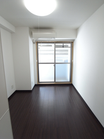 ヒューネット神戸元町通の洋室