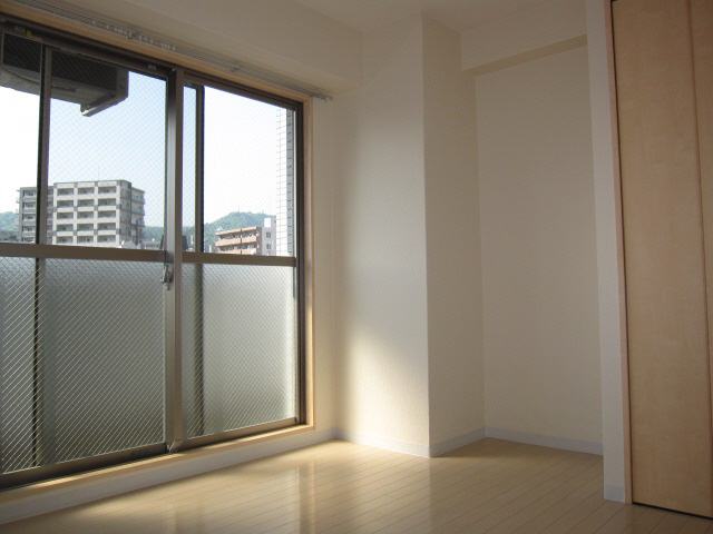 ヒューネット神戸元町通の洋室