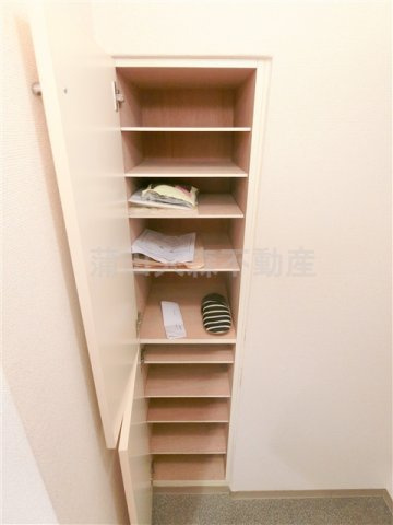 スカイコート蒲田第2の設備|玄関収納　シューズボックス