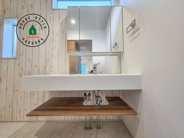 福岡市城南区荒江1丁目第1-2棟（2号棟）の独立洗面台|毎日使うものだから清潔な空間を保ちたい水回り。洗面にはそんな願いを解消させてくれる収納アイデアが満載です。三面鏡の裏側にはキャビネットが現れ小物から背の高い物まで収納できます。