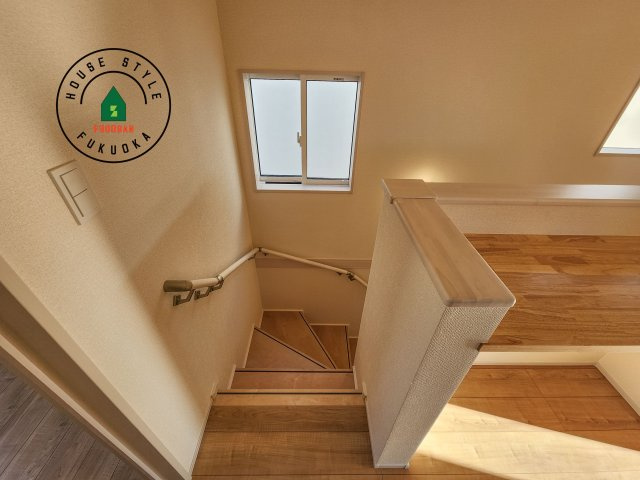 福岡市城南区荒江1丁目第1-2棟（2号棟）の内装|＜手すり付階段＞手すりがないと階段の昇り降りで危険なことはもちろん、壁に手をつきながら歩くことで壁紙が汚れやすくなります。すべての方に快適に昇り降りしていただくため、手すりを設置しました。