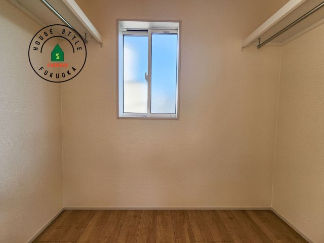 福岡市城南区荒江1丁目第1-2棟（2号棟）の収納|洋服や大きな荷物が多い方や人数の多いご家族などは、一般的なクローゼットよりもウォークインクローゼットのほうが使い勝手が良いです。