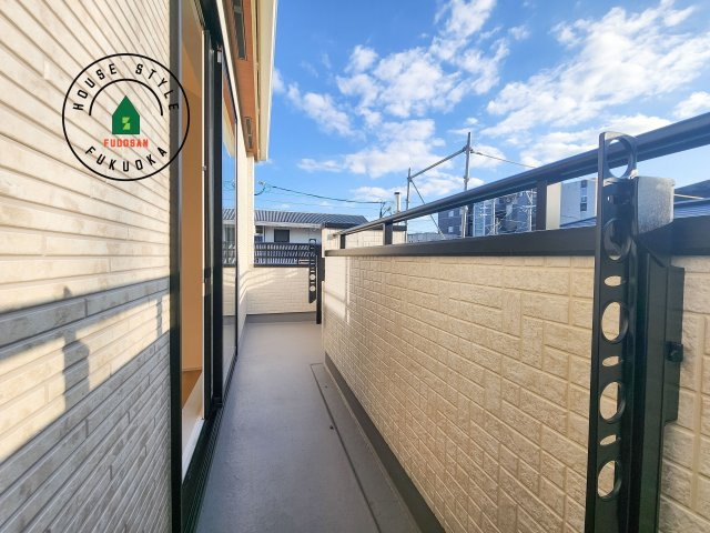 福岡市城南区荒江1丁目第1-2棟（2号棟）のバルコニー|風をしっかりと感じられるバルコニーでは、毎日が洗濯日和です。広々としているので洗濯も楽しくなるでしょうし、気分転換にバルコニーからの眺めを楽しむのもいいでしょう。